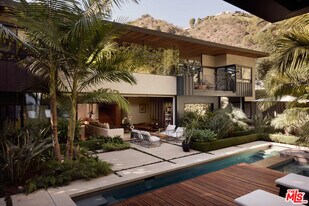 2496 Mandeville Canyon Rd in Los Angeles, CA - Building Photo