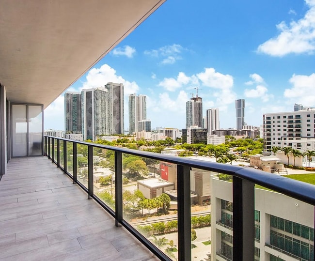 121 NE 34th St, Unit 1002 in Miami, FL - Building Photo - Building Photo