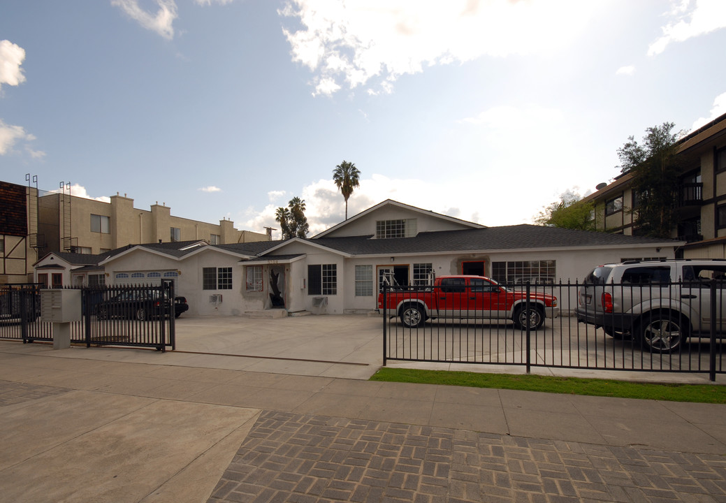 5322 Circle Dr in Sherman Oaks, CA - Building Photo