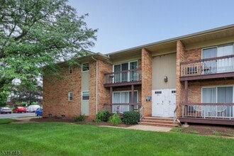 534 Andria Ave in Hillsborough, NJ - Foto de edificio - Building Photo