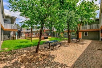 2401 Manor Rd in Austin, TX - Foto de edificio - Building Photo