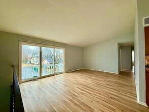 330 Hampton Ct in Bloomingdale, IL - Building Photo - Building Photo