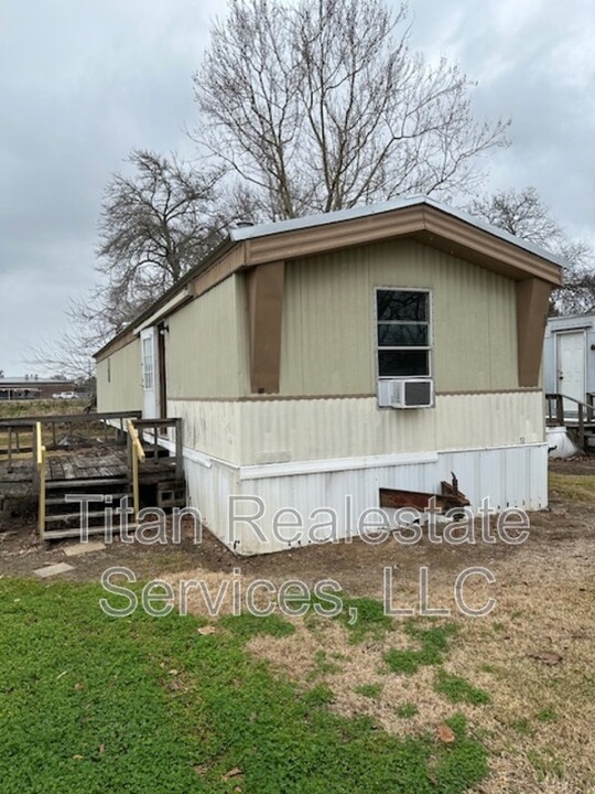 1835 S Lake Arthur Ave in Jennings, LA - Foto de edificio