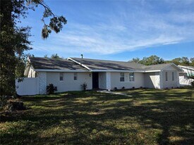 5611 6th St in Zephyrhills, FL - Building Photo
