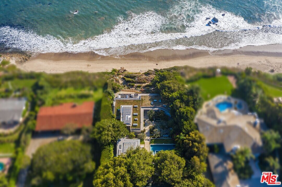 32554 Pacific Coast Hwy in Malibu, CA - Building Photo