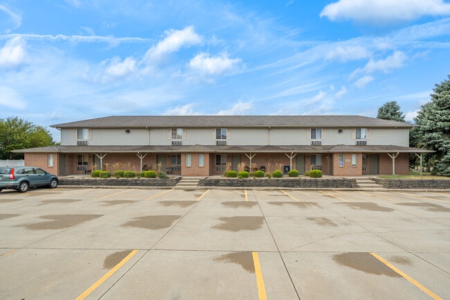 Parkway Court Apartments in Normal, IL - Building Photo - Building Photo
