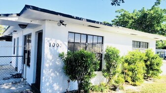 1003 NW 73rd St in Miami, FL - Building Photo