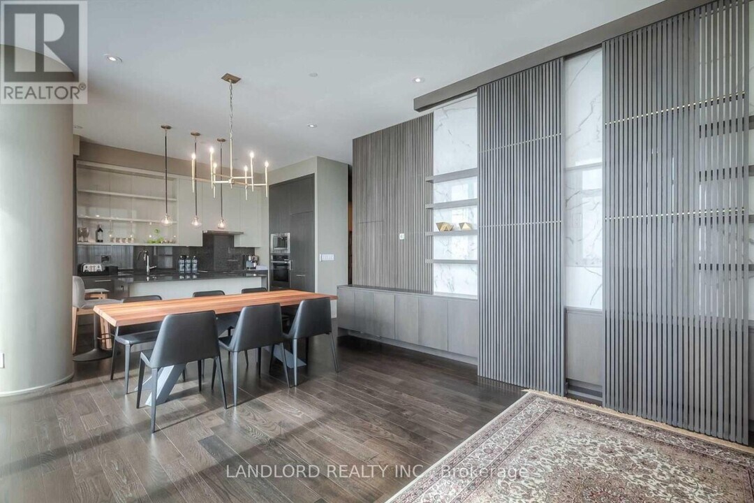88 Harbour St in Toronto, ON - Building Photo