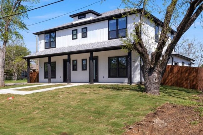 130 W 5th St in Kennedale, TX - Foto de edificio - Building Photo