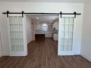 402 W Third Street Unit in Brenham, TX - Foto de edificio - Building Photo