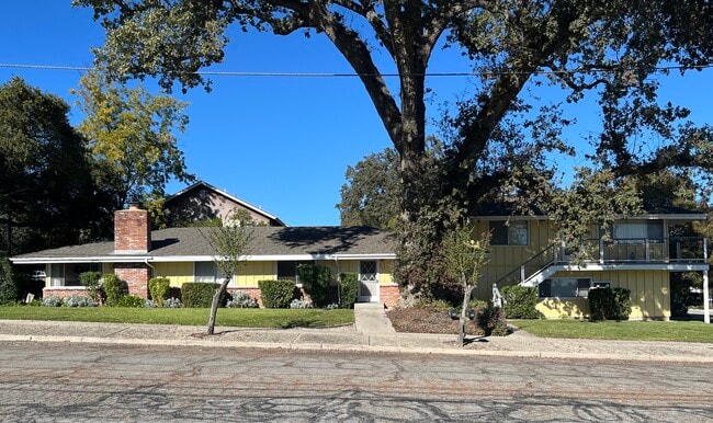 513 28th St, Unit 2Bed 1Bath Triplex Apt. in Paso Robles, CA - Building Photo - Building Photo