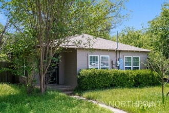 1211 Country Club Rd in Cleburne, TX - Foto de edificio - Building Photo