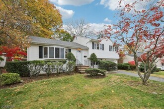 145 Vivian Ave in Emerson, NJ - Building Photo - Building Photo