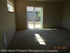 685 W 1st St in Newberg, OR - Foto de edificio - Building Photo
