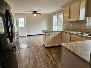 608 Sunflower Dr in Liverpool, NY - Building Photo - Building Photo