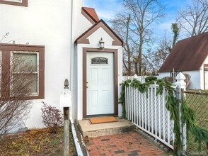 118 McLoughlin St in Glen Cove, NY - Building Photo - Building Photo