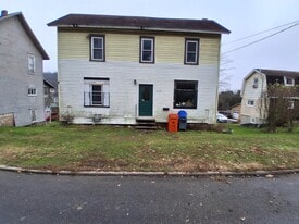 1035 E Main St in Reynoldsville, PA - Building Photo