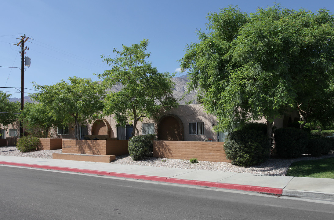 585 E Cottonwood Rd in Palm Springs, CA - Building Photo