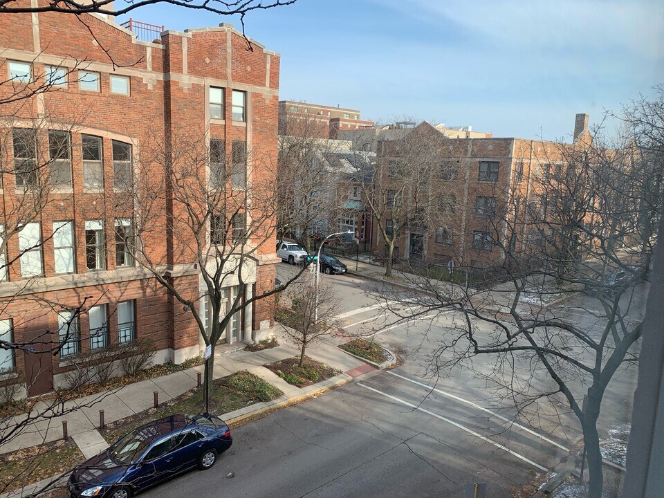 1039 W Barry Ave, Unit 1 in Chicago, IL - Building Photo