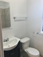 1023 W Argyle St-Unit -202 in Chicago, IL - Building Photo - Building Photo
