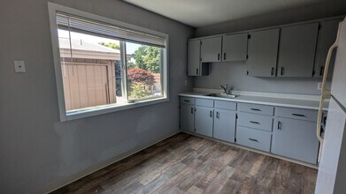 2910 SE Gladstone St, Unit 2 in Portland, OR - Building Photo - Building Photo