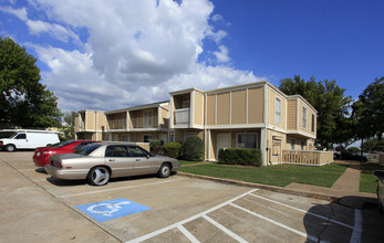 Huntington Village And Cambridge Crossing in Houston, TX - Building Photo - Building Photo