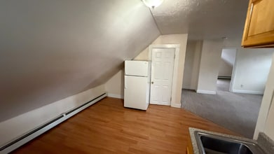 182 Dexter St in Cumberland, RI - Building Photo - Building Photo