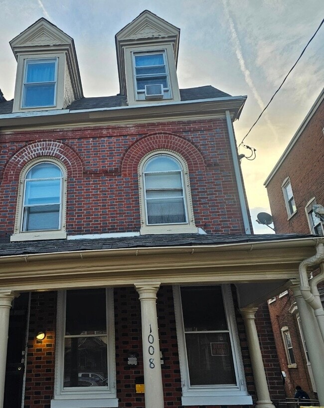 1008 W Main St