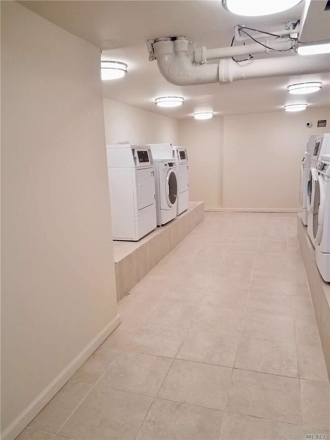103 Lawson St-Unit -C in Hempstead, NY - Building Photo - Building Photo