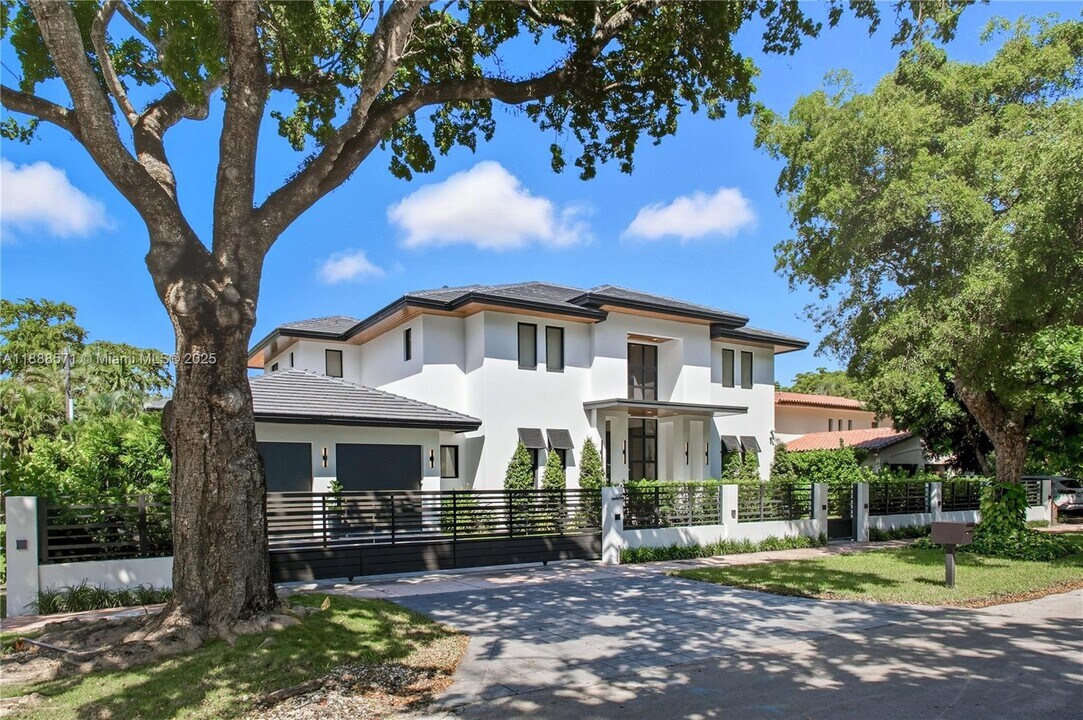 1515 Urbino Ave in Coral Gables, FL - Foto de edificio