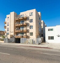 13429 Vanowen St in Van Nuys, CA - Building Photo