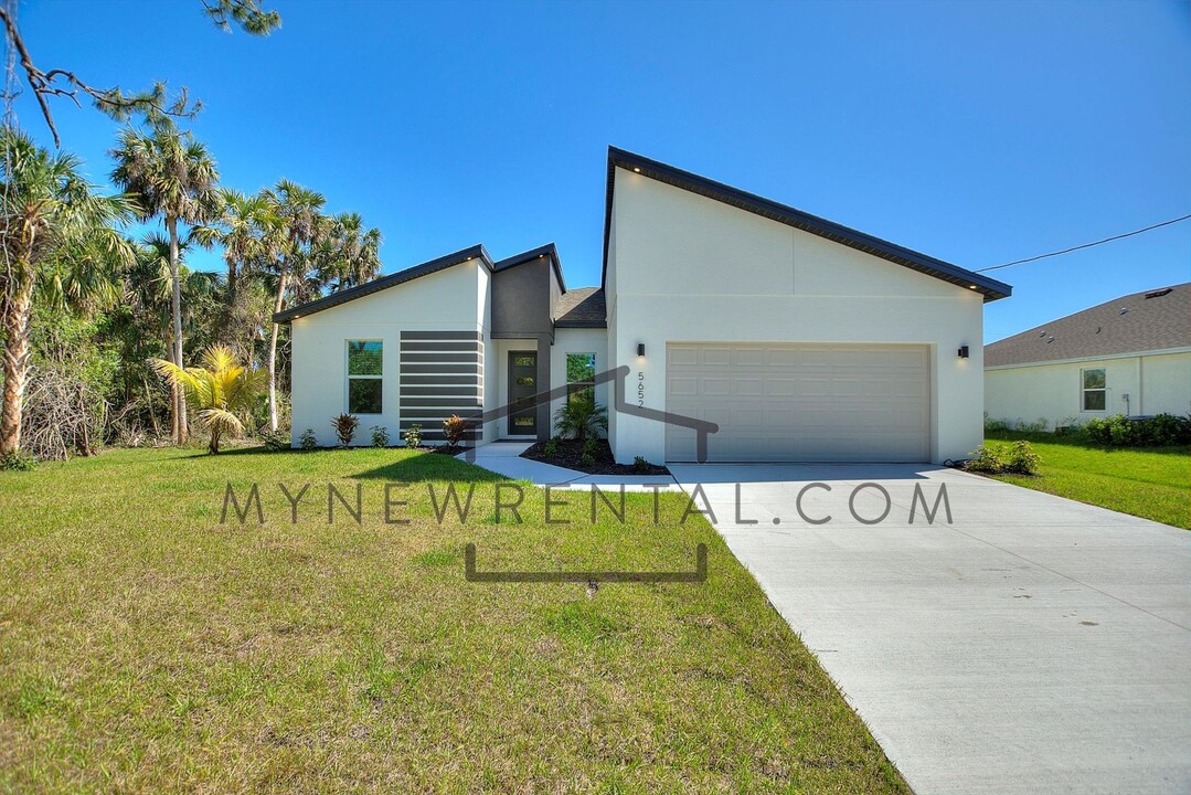 5652 Bannock Cir in North Port, FL - Building Photo