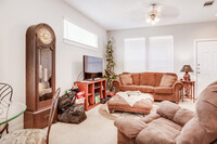 301 S Hill St in Burnet, TX - Foto de edificio - Interior Photo