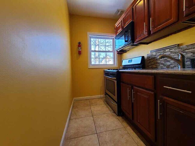 325 Wyona St in Brooklyn, NY - Building Photo - Building Photo