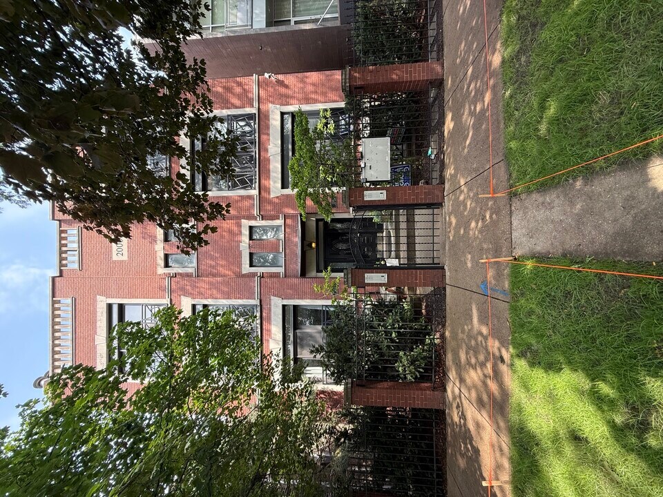2212 W Huron St in Chicago, IL - Building Photo