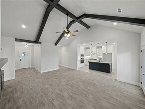 6807 SW Basswood Ave in Bentonville, AR - Foto de edificio - Building Photo