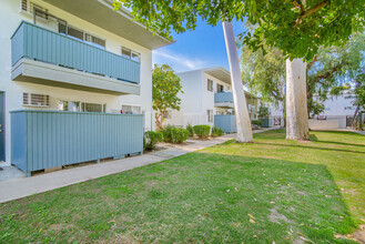 The BLVD Apartments in Tarzana, CA - Foto de edificio - Building Photo