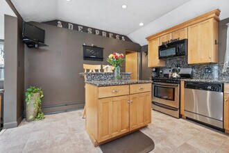 28 Ash St in Waltham, MA - Building Photo - Building Photo