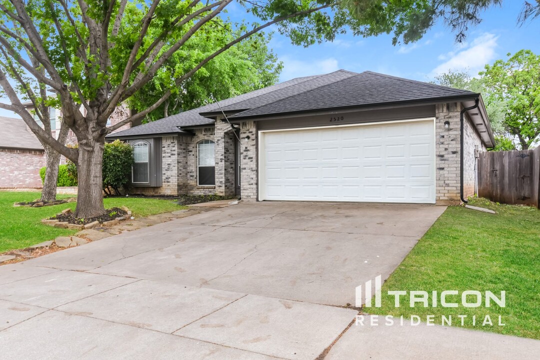 2520 Clovermeadow Dr in Fort Worth, TX - Building Photo