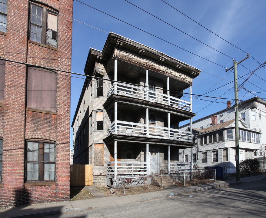 17 Maple St in Waterbury, CT - Building Photo