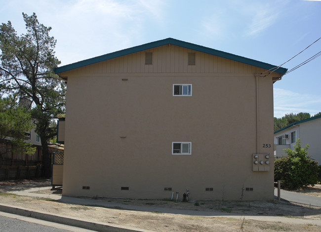 253 Arana Dr in Martinez, CA - Foto de edificio - Building Photo