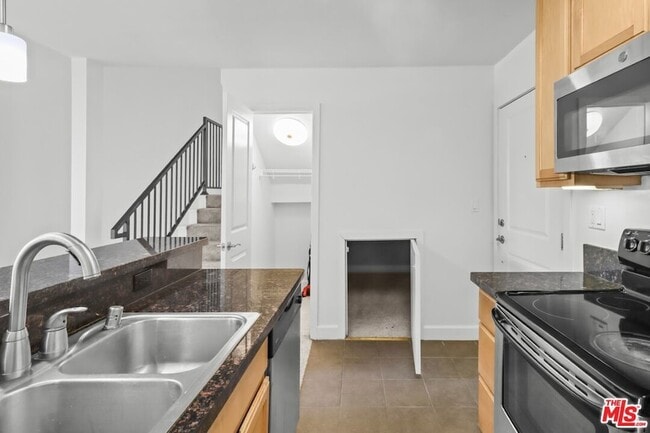 10982 Roebling Ave in Los Angeles, CA - Foto de edificio - Building Photo