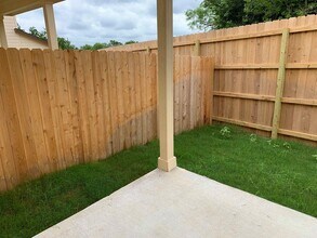 216 Samuel Dr in Mustang Ridge, TX - Building Photo - Building Photo