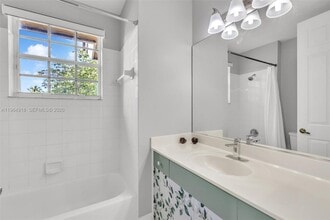558 NW 118th Ave in Coral Springs, FL - Foto de edificio - Building Photo