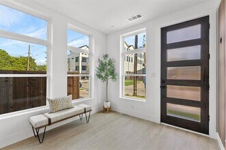 727 W 10th St in Dallas, TX - Foto de edificio - Building Photo