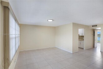13250 SW 4th Ct in Pembroke Pines, FL - Foto de edificio - Building Photo
