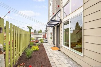 8382 Loyal Way NW in Seattle, WA - Building Photo - Building Photo