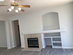 10448 Almanor Cir in Stockton, CA - Foto de edificio - Building Photo