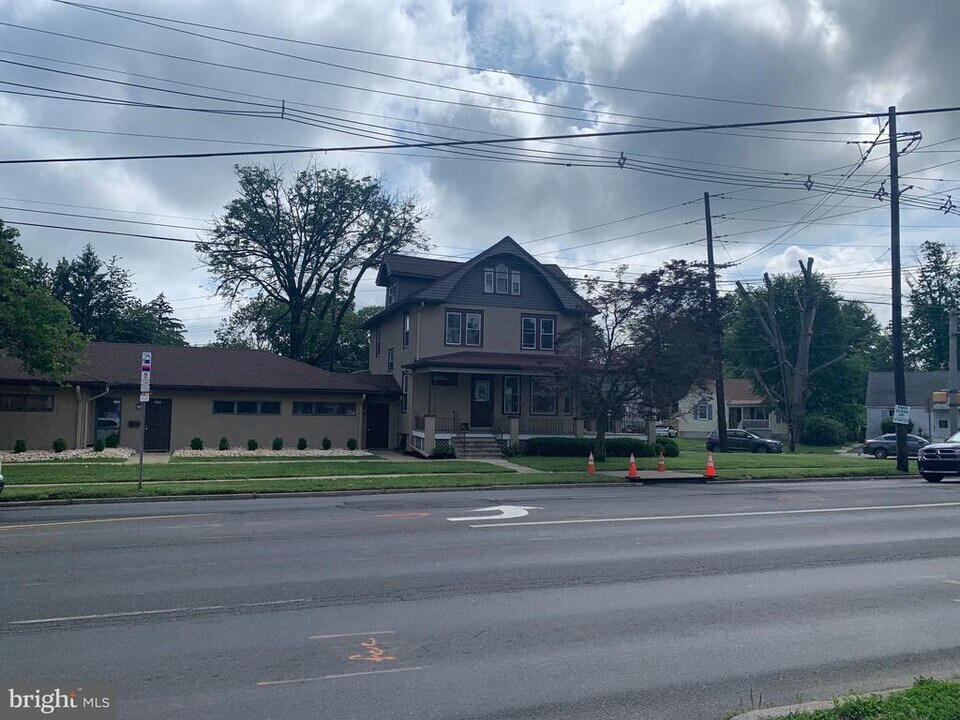 1072 Parkway Ave in Ewing Township, NJ - Building Photo