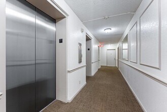 2425 Presidential Way, Unit 7040 in West Palm Beach, FL - Building Photo - Building Photo